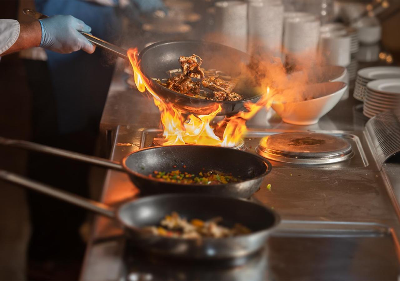 Crystal Inn Hotel - Alamein (Adults Only) El Alamein Buitenkant foto A chef cooking with a wok
